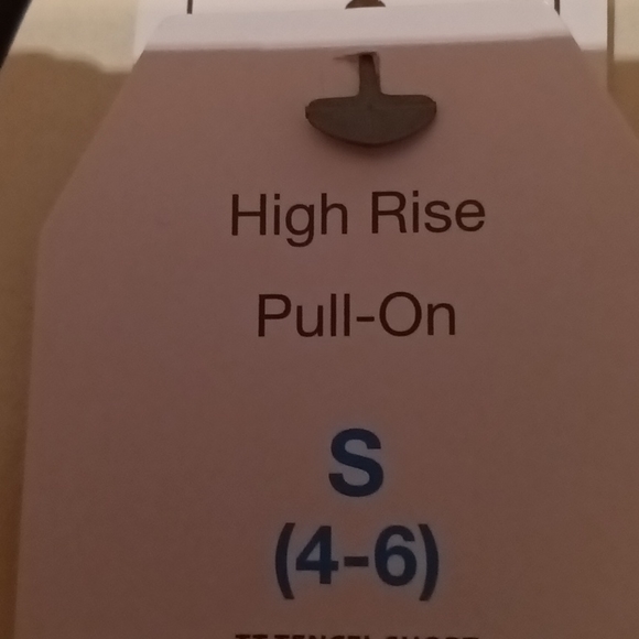 Shorts - Picture 8 of 10